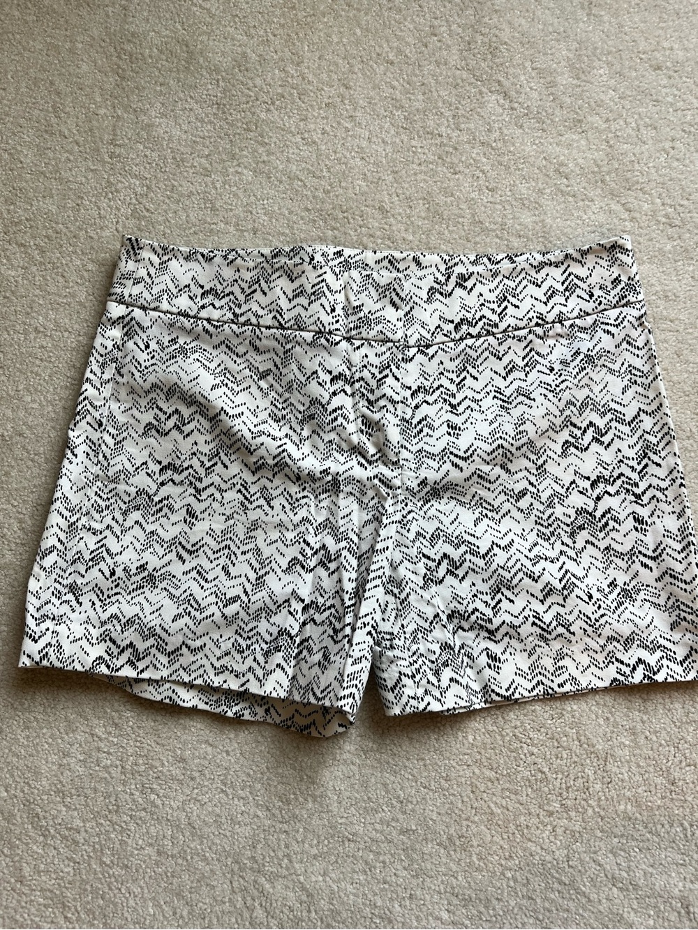 Women's White Chevron Print Shorts. Size 6